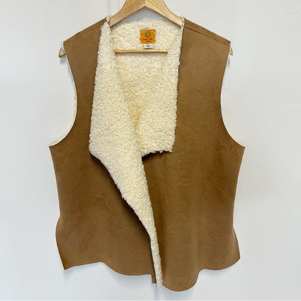 Ruby Rd. Petite Tan & White Faux Sherpa Lined Vest Jacket Women’s Size PXL